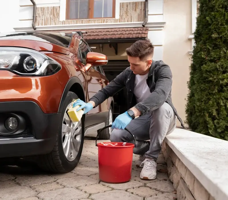 Lavage auto à domicile Naisey-les-Granges : professionnel intervenant sur un véhicule